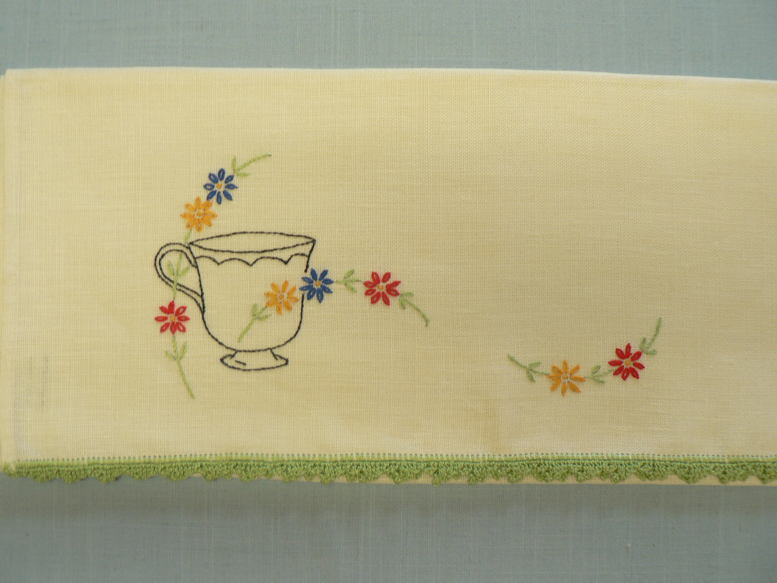 Tea Towel Cup with Daisies